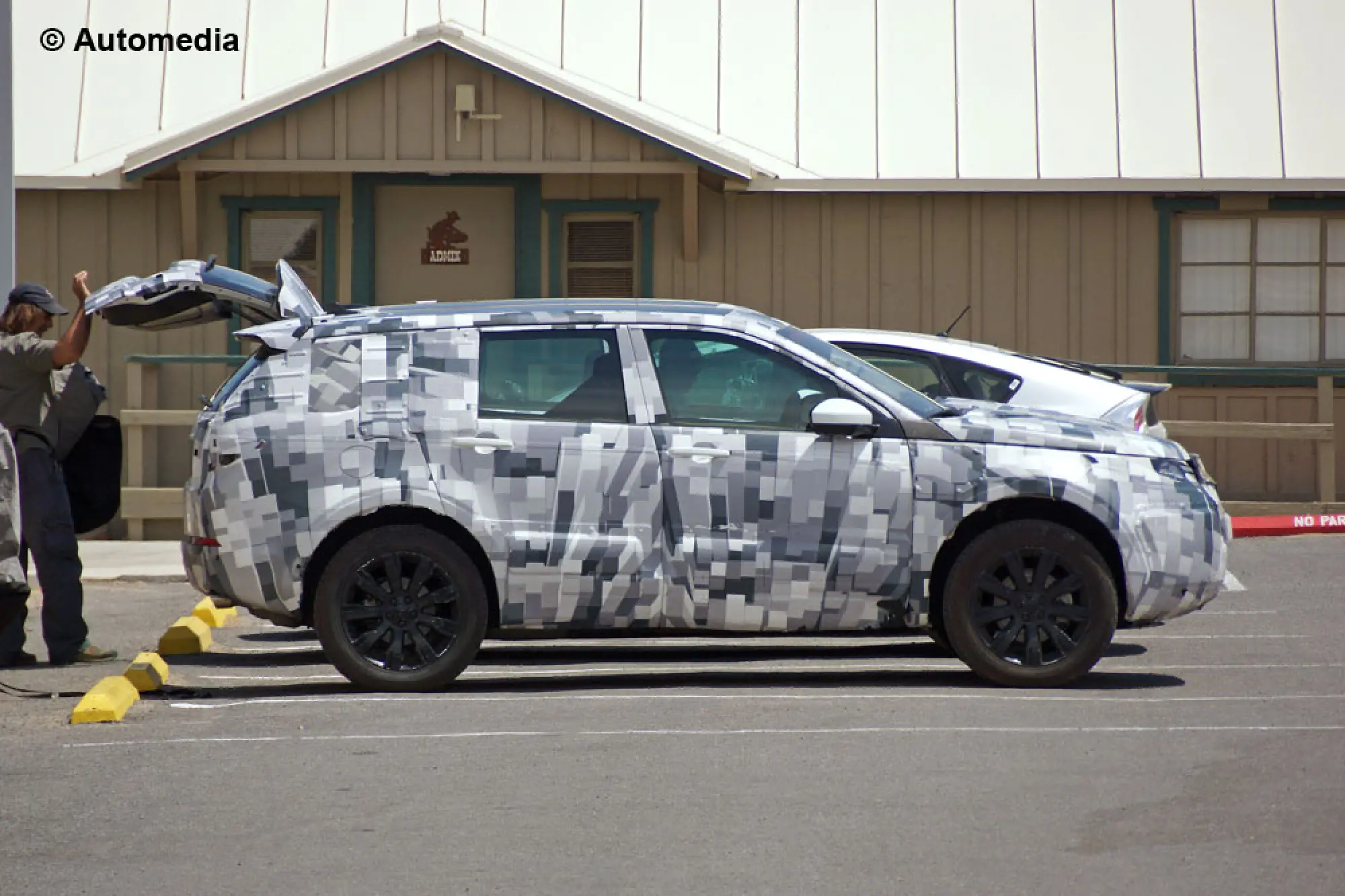 Land Rover Discovery Sport - Foto spia 16-06-2014 - 2