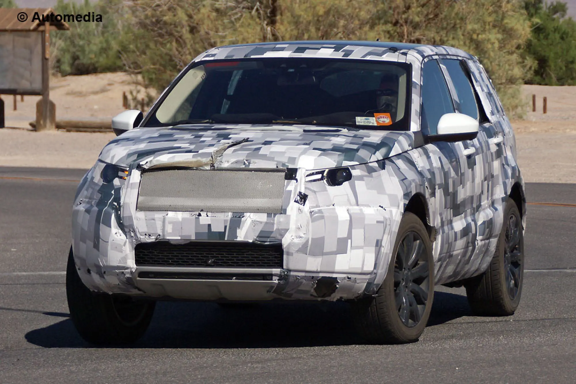Land Rover Discovery Sport - Foto spia 16-06-2014 - 3