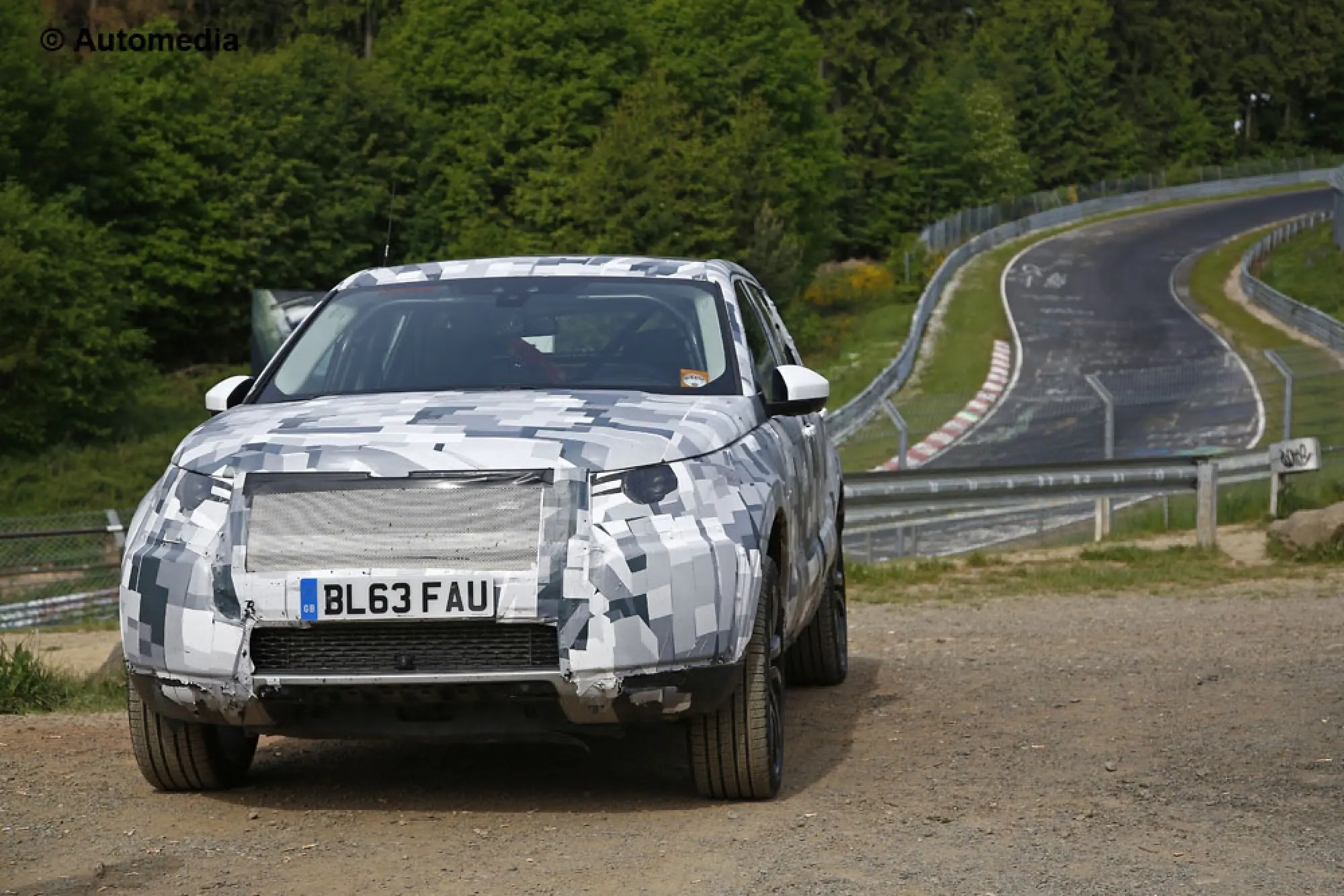 Land Rover Discovery Sport - Foto spia 26-05-2014 - 3