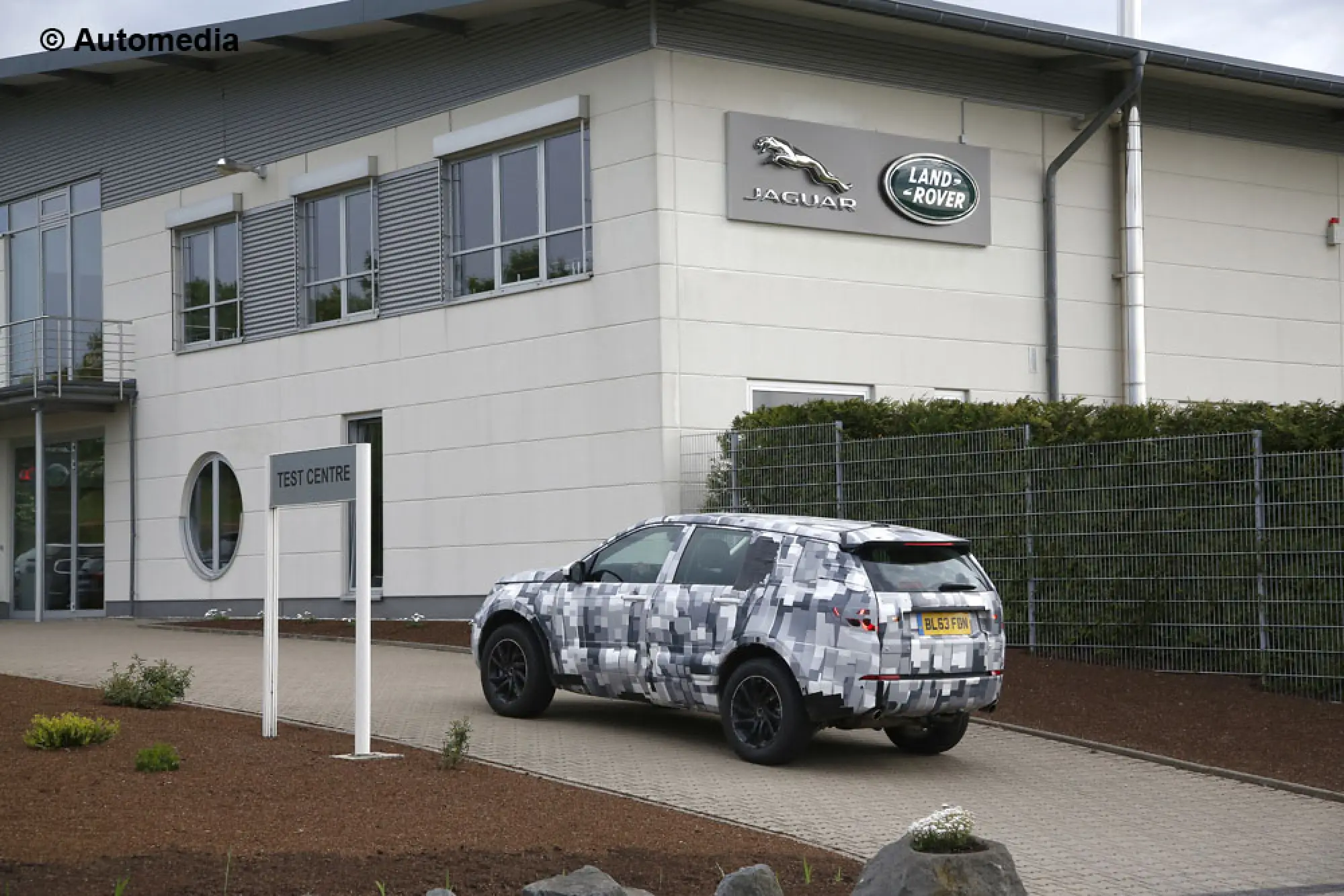 Land Rover Discovery Sport - Foto spia 26-05-2014 - 9