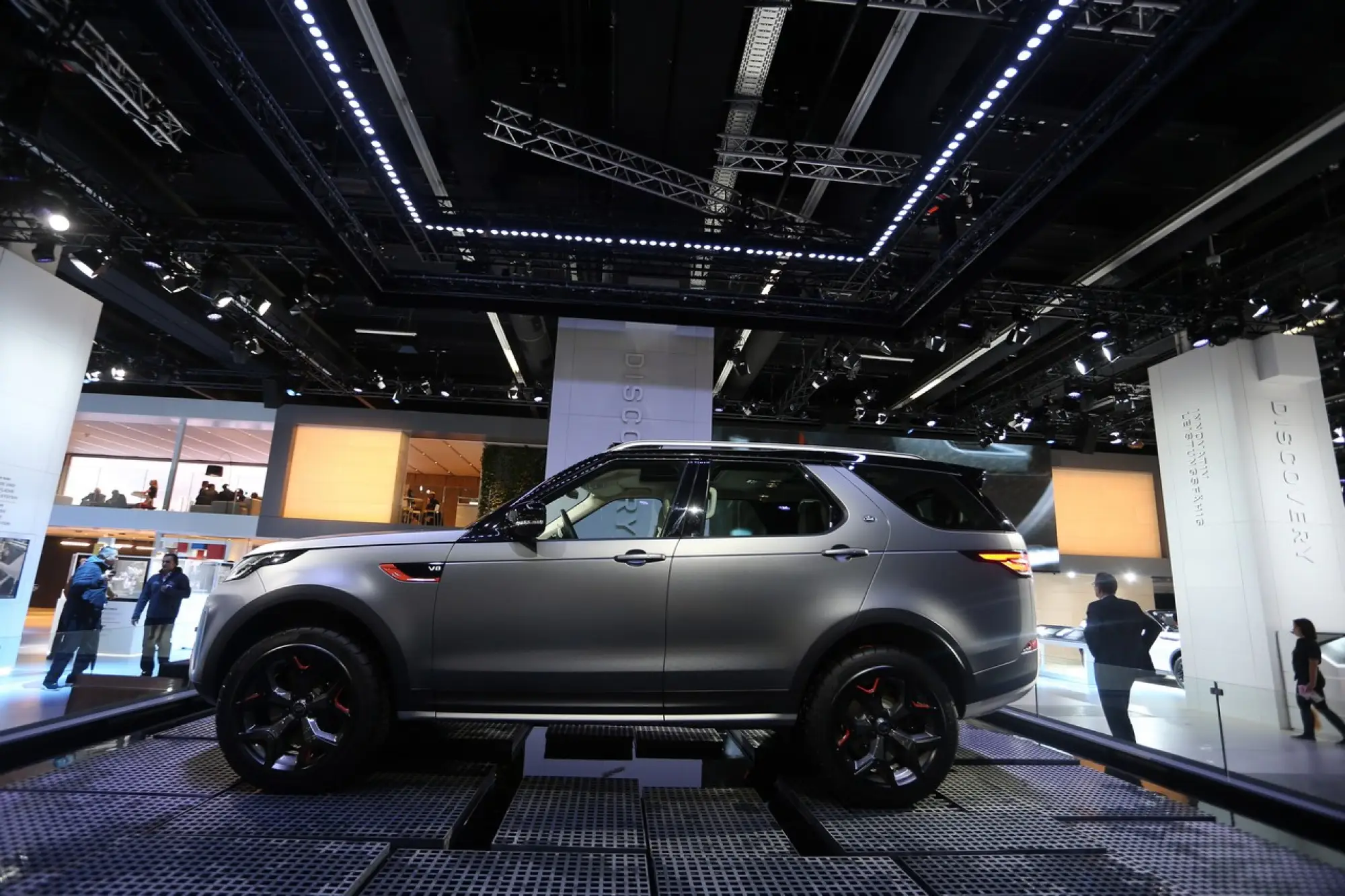 Land Rover Discovery SVX - Salone di Francoforte 2017 - 4