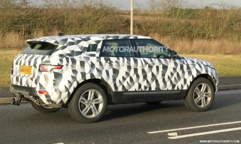 Land Rover LR2 2015, foto spia - 4