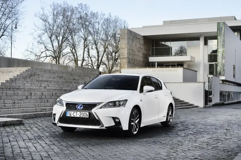 Lexus CT Hybrid - 2