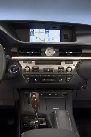 Lexus ES 2012 - 24