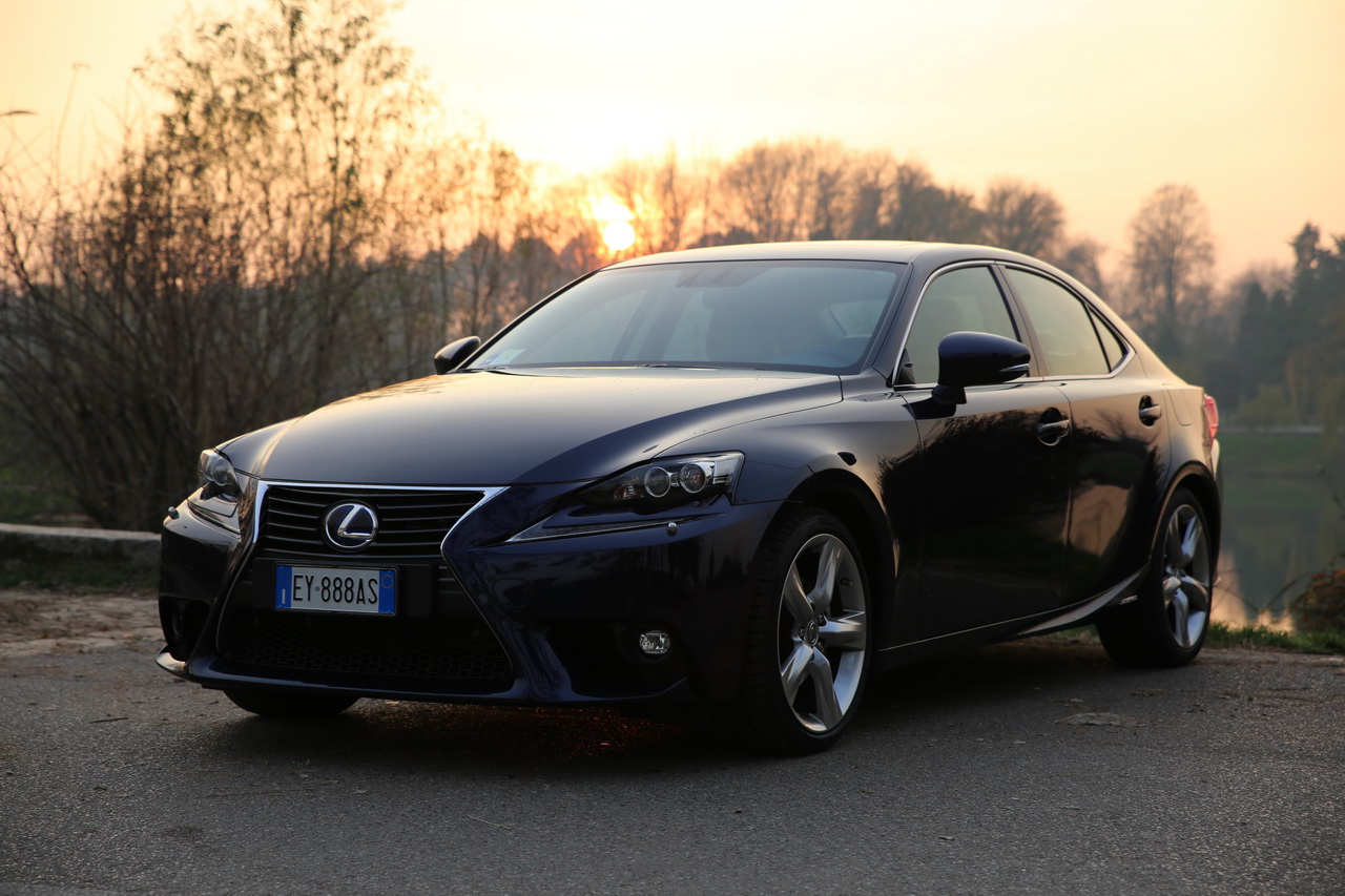 Lexus IS 300H Prova su strada 2016