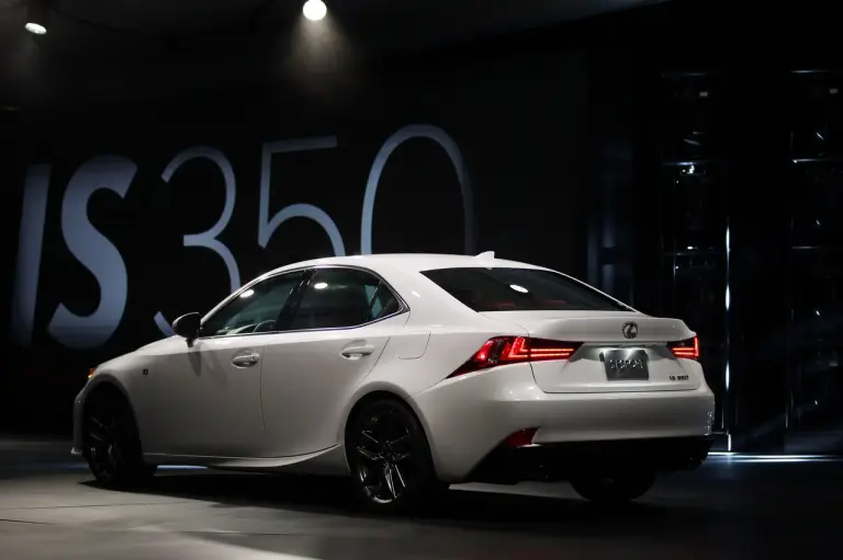 Lexus IS F Sport - Salone di Detroit 2013 - 28