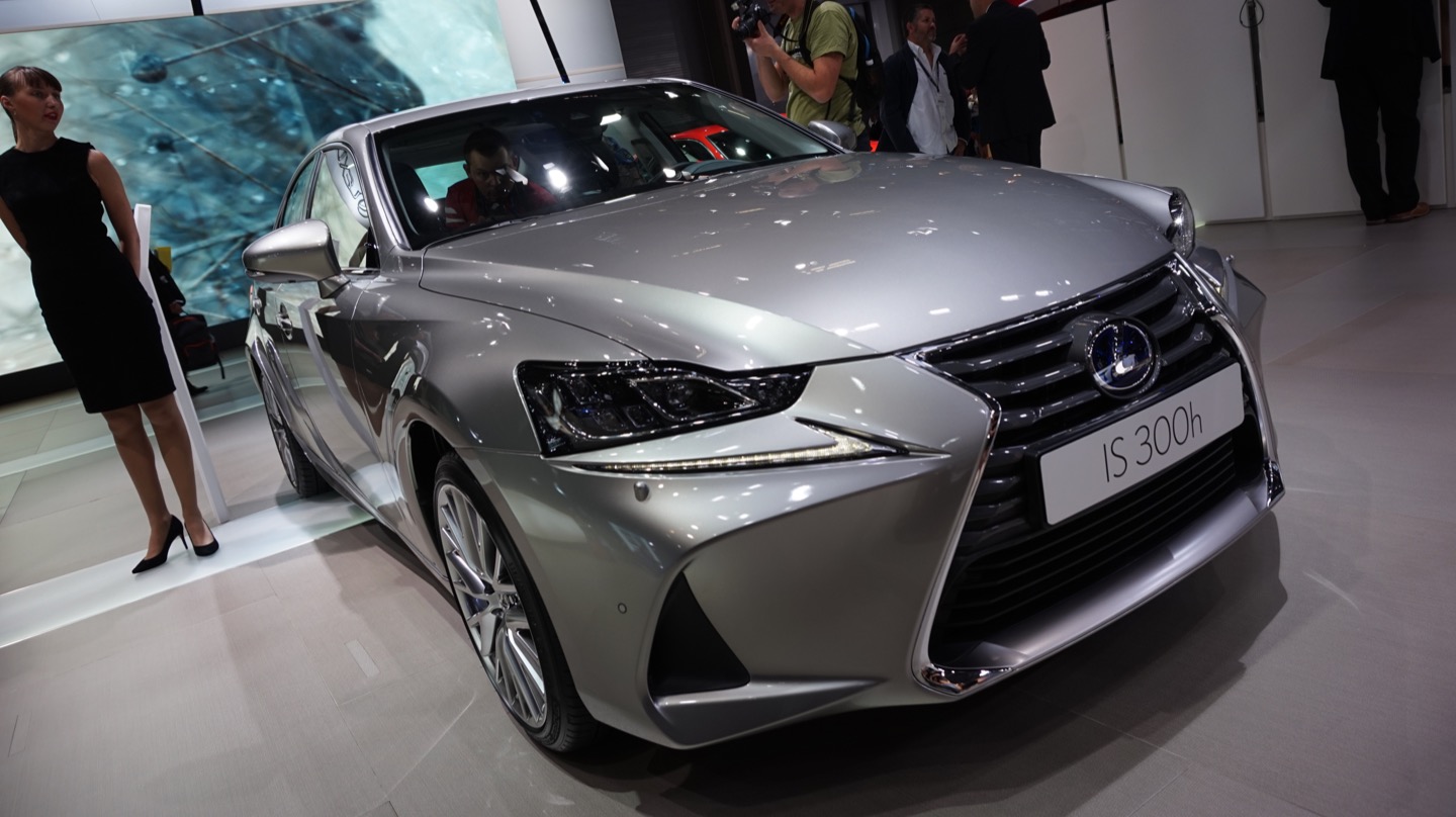 Lexus IS - Salone di Parigi 2016