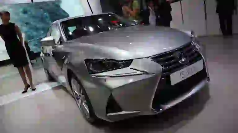 Lexus IS - Salone di Parigi 2016 - 1