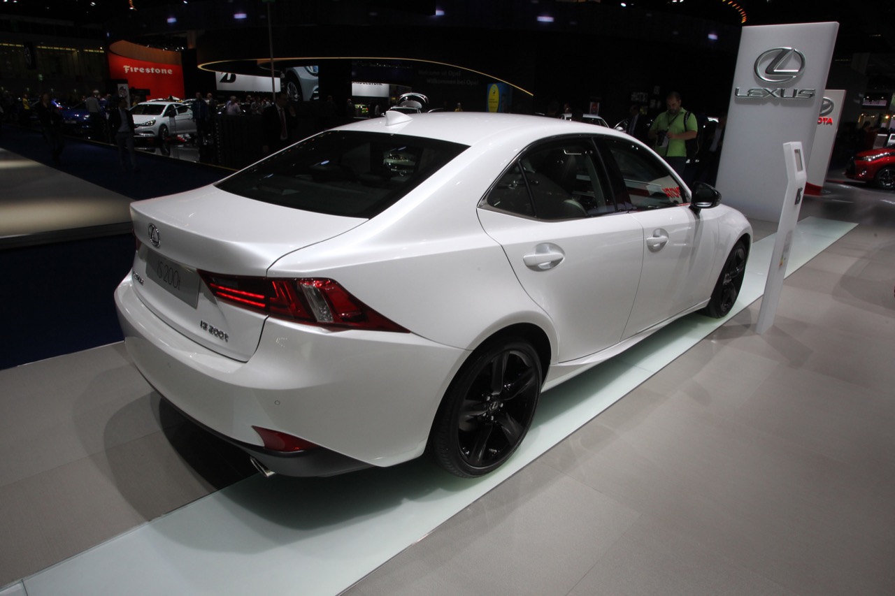 Lexus IS Sport - Salone di Francoforte 2015