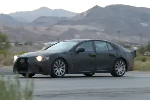 Lexus LS foto spia 5 agosto 2016