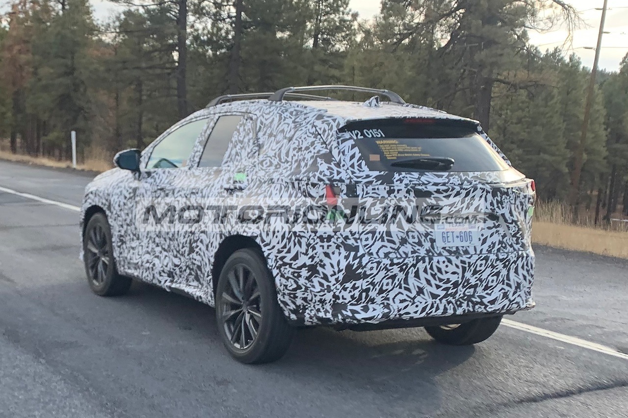 Lexus NX - Foto spia 13-1-2021