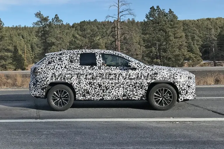 Lexus NX - Foto spia 13-1-2021 - 7