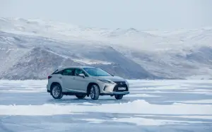 Lexus sul lago ghiacciato Baikal  - 13