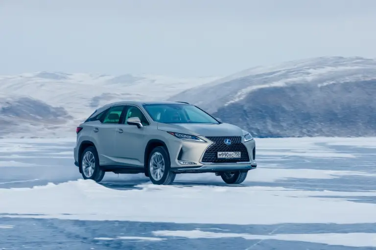 Lexus sul lago ghiacciato Baikal  - 16