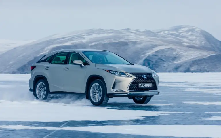 Lexus sul lago ghiacciato Baikal  - 17