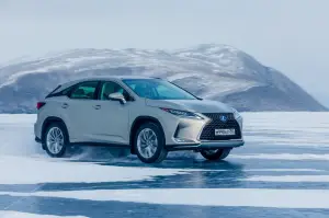 Lexus sul lago ghiacciato Baikal  - 18