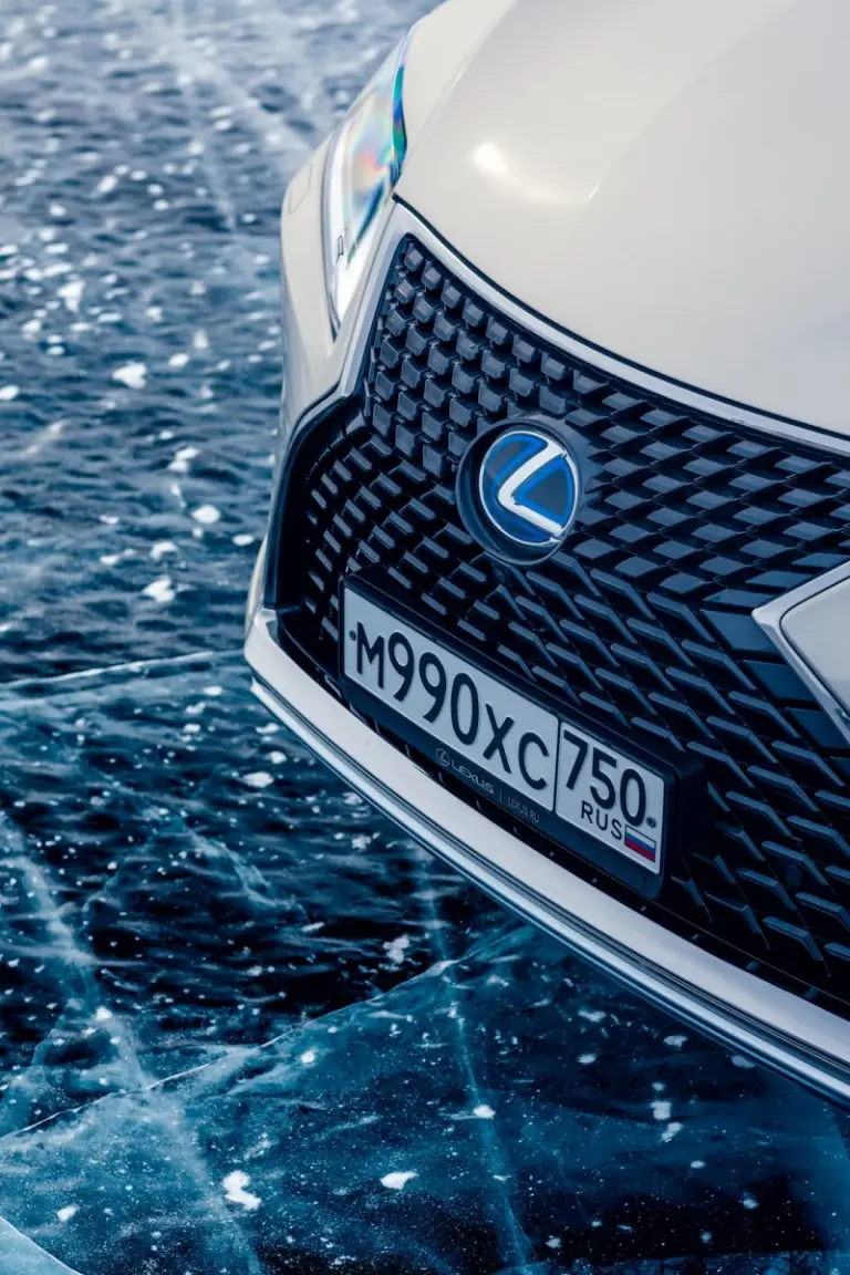 Lexus sul lago ghiacciato Baikal  - 19