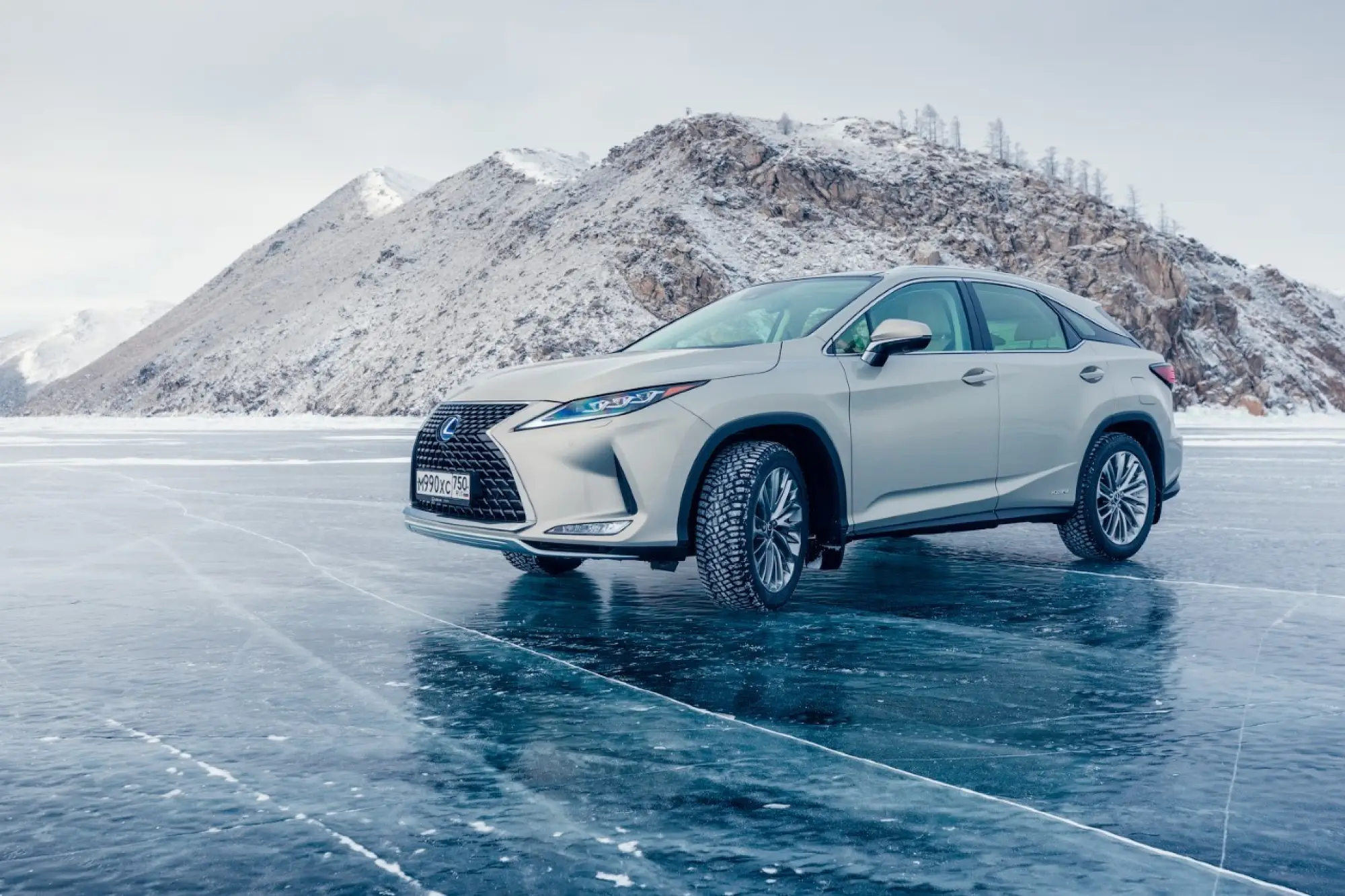 Lexus sul lago ghiacciato Baikal  - 1