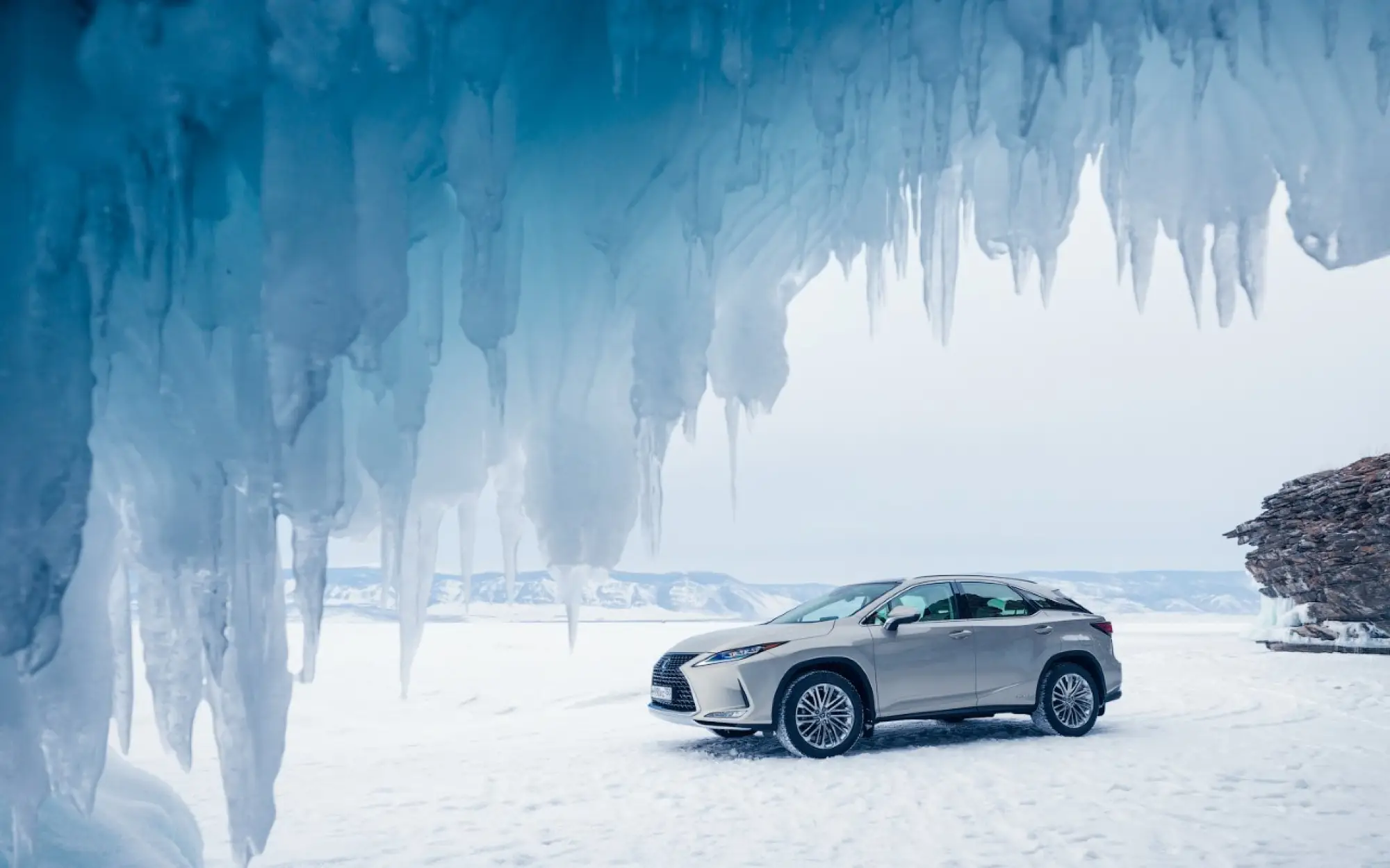 Lexus sul lago ghiacciato Baikal  - 20