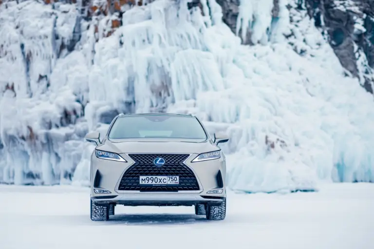 Lexus sul lago ghiacciato Baikal  - 23