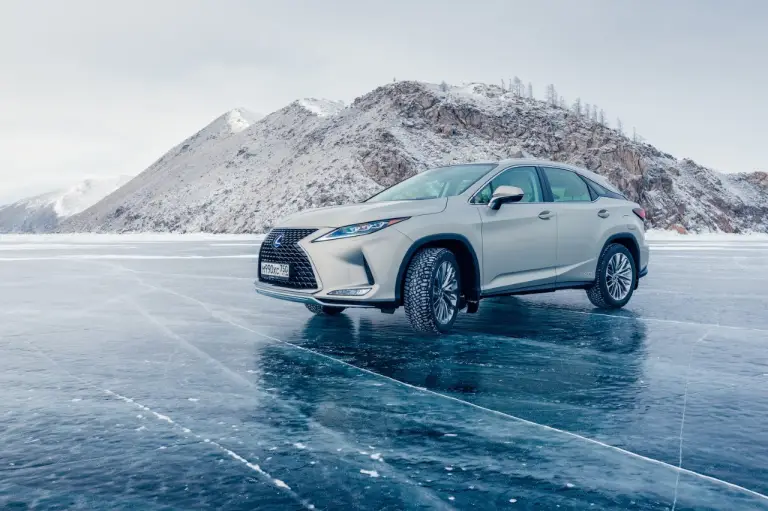 Lexus sul lago ghiacciato Baikal  - 2