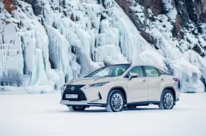 Lexus sul lago ghiacciato Baikal  - 30