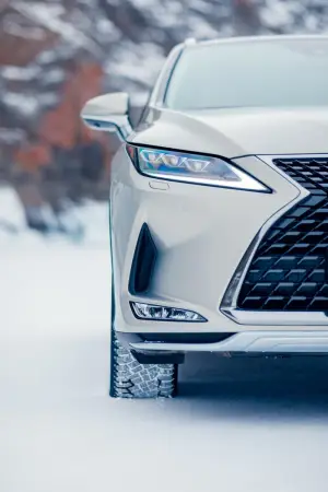 Lexus sul lago ghiacciato Baikal  - 31