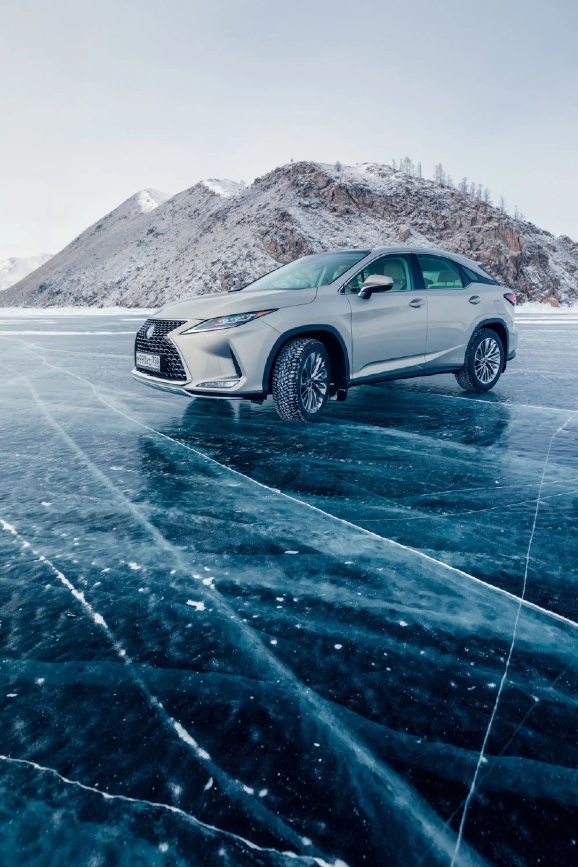 Lexus sul lago ghiacciato Baikal  - 3