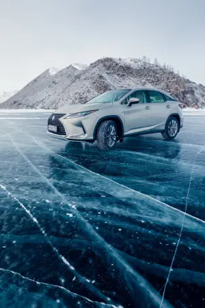 Lexus sul lago ghiacciato Baikal  - 3