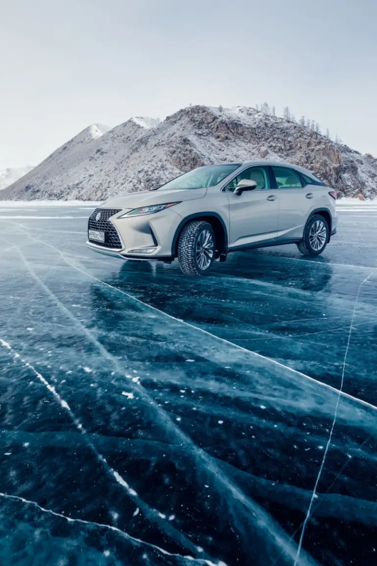 Lexus sul lago ghiacciato Baikal  - 3