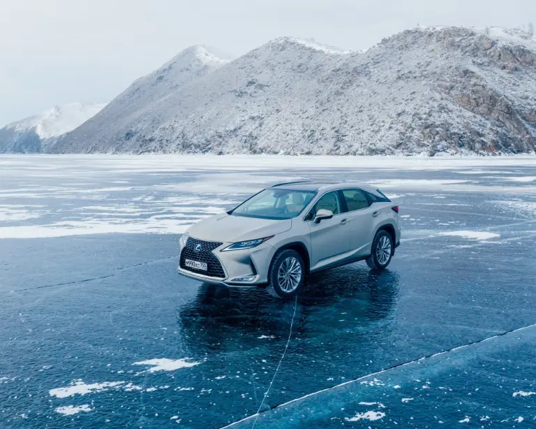 Lexus sul lago ghiacciato Baikal  - 44