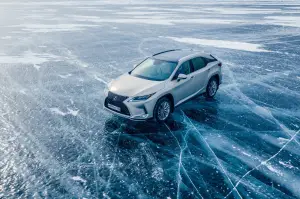 Lexus sul lago ghiacciato Baikal  - 45