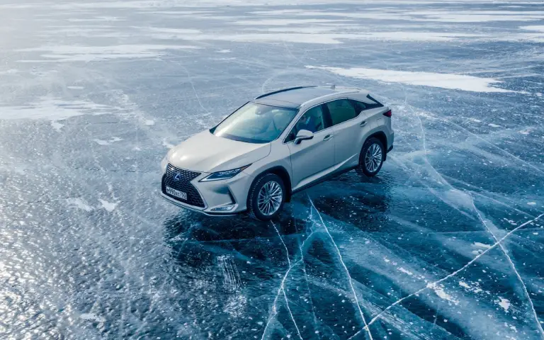 Lexus sul lago ghiacciato Baikal  - 46