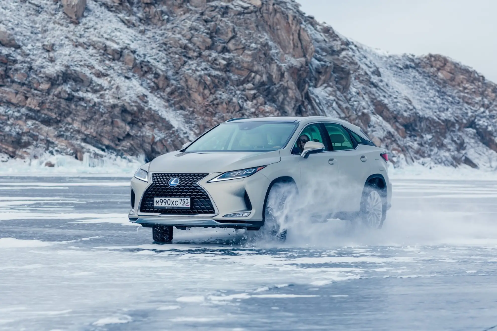 Lexus sul lago ghiacciato Baikal  - 4