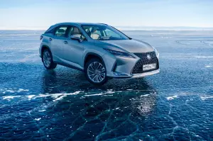 Lexus sul lago ghiacciato Baikal  - 51