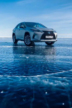 Lexus sul lago ghiacciato Baikal  - 52