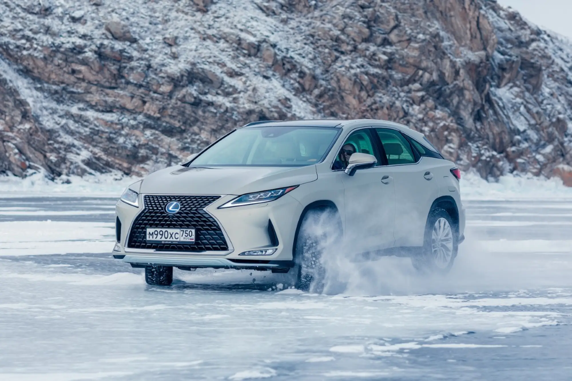 Lexus sul lago ghiacciato Baikal  - 5