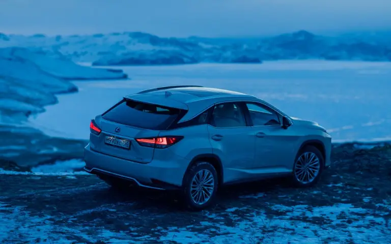 Lexus sul lago ghiacciato Baikal  - 61