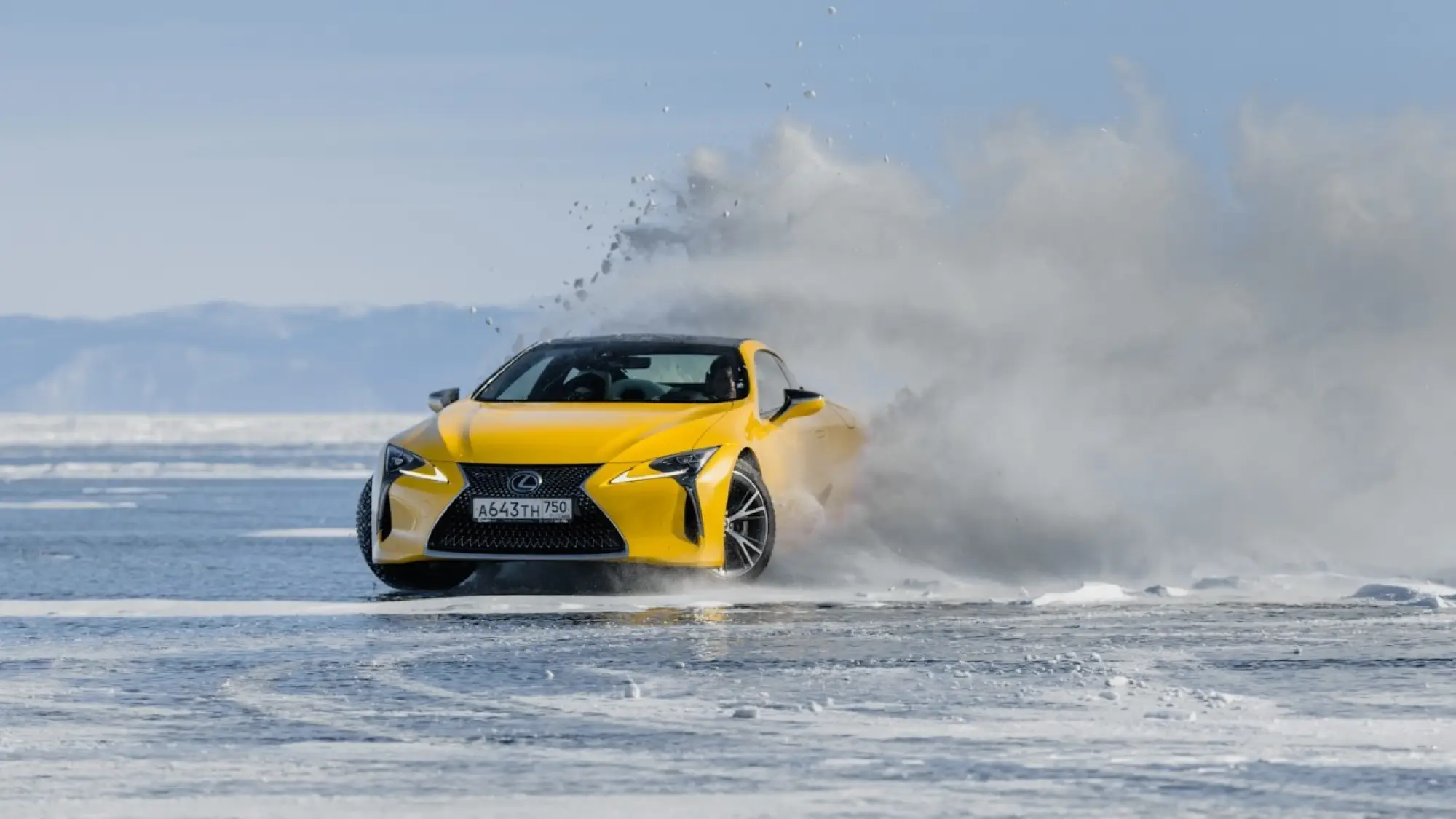 Lexus sul lago ghiacciato Baikal  - 80