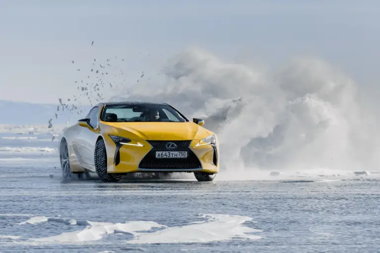 Lexus sul lago ghiacciato Baikal  - 81