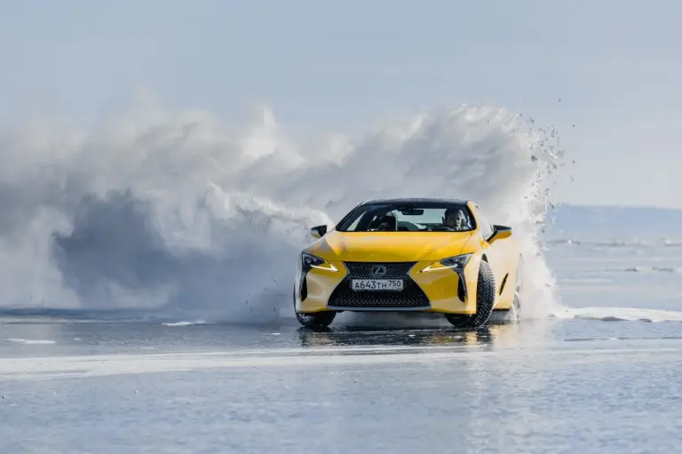 Lexus sul lago ghiacciato Baikal  - 83