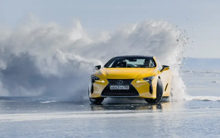 Lexus sul lago ghiacciato Baikal  - 84