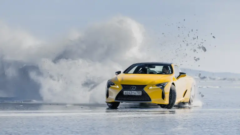 Lexus sul lago ghiacciato Baikal  - 86