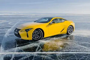 Lexus sul lago ghiacciato Baikal  - 87