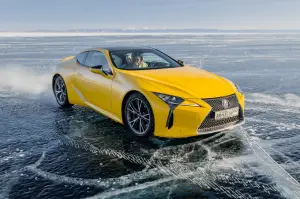 Lexus sul lago ghiacciato Baikal  - 88