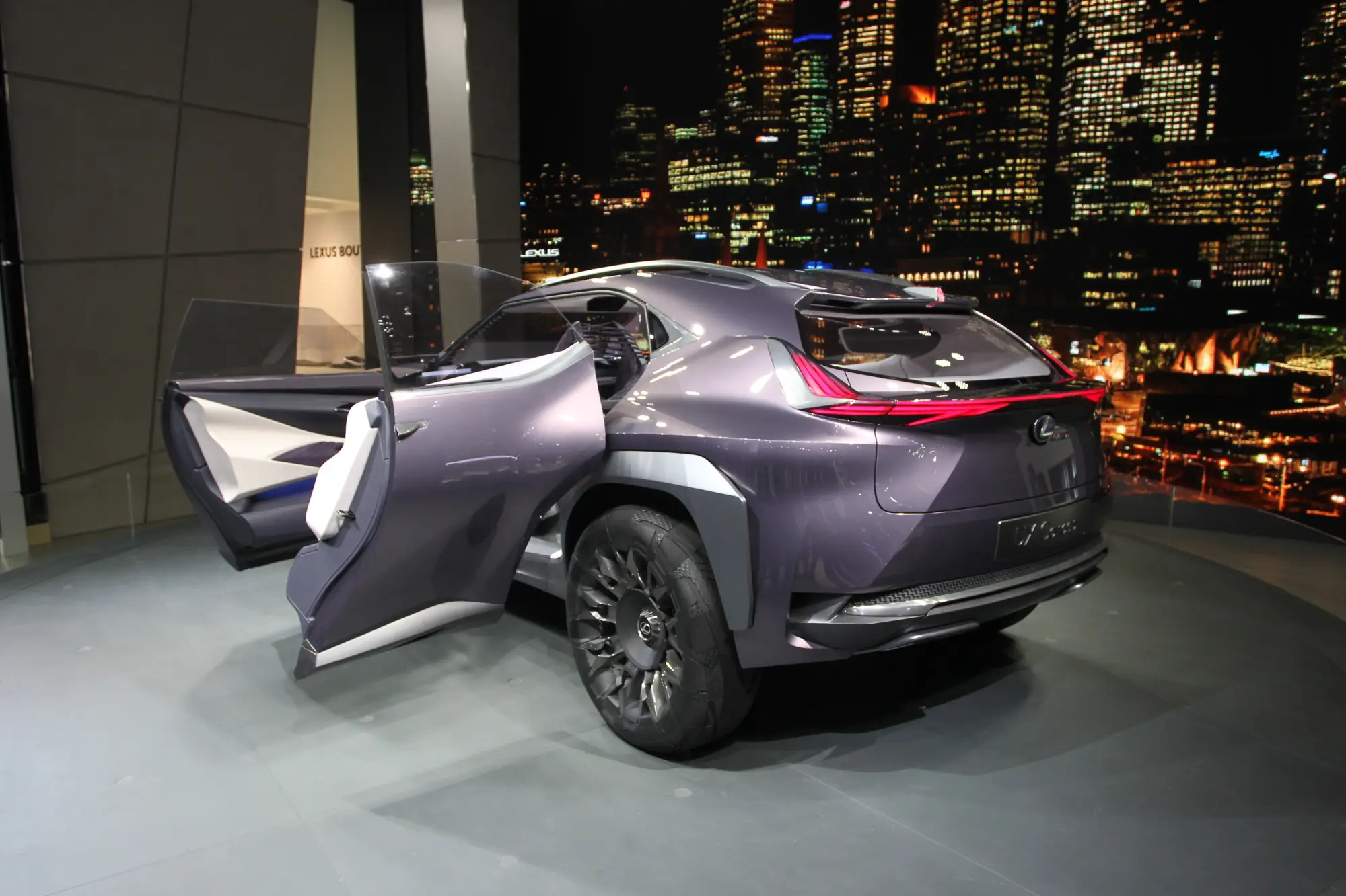 Lexus UX Concept - Salone di Parigi 2016 - 12
