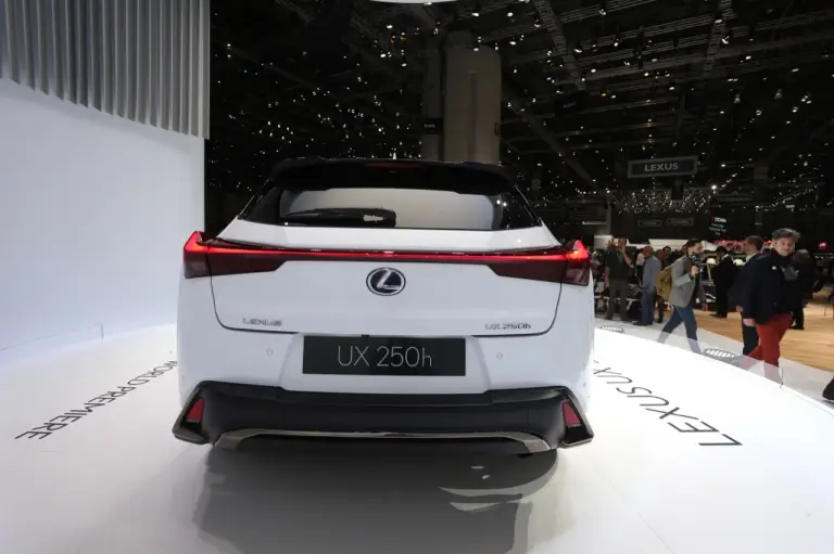 Lexus UX (foto live) - Salone di Ginevra 2018 - 7