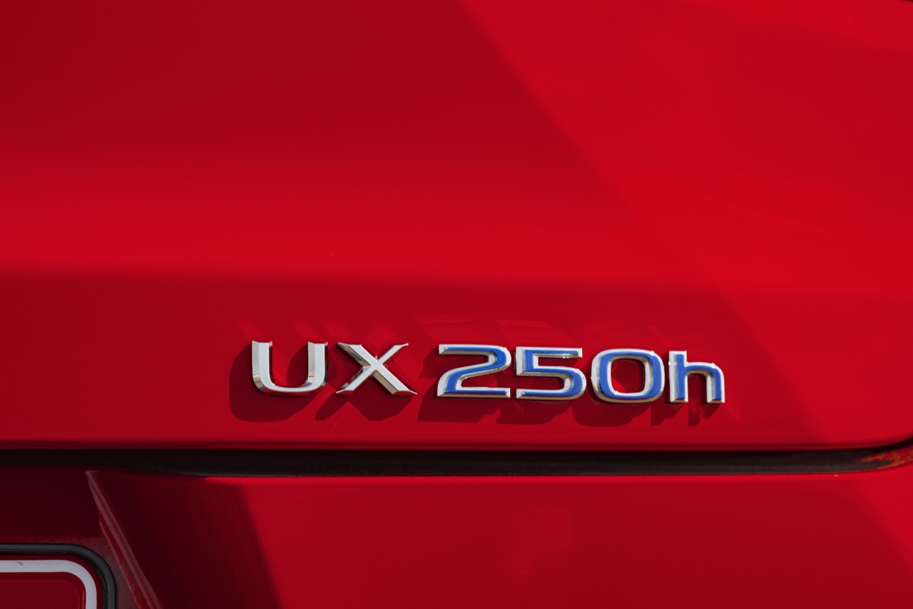 Lexus UX Hybrid - nuove foto
