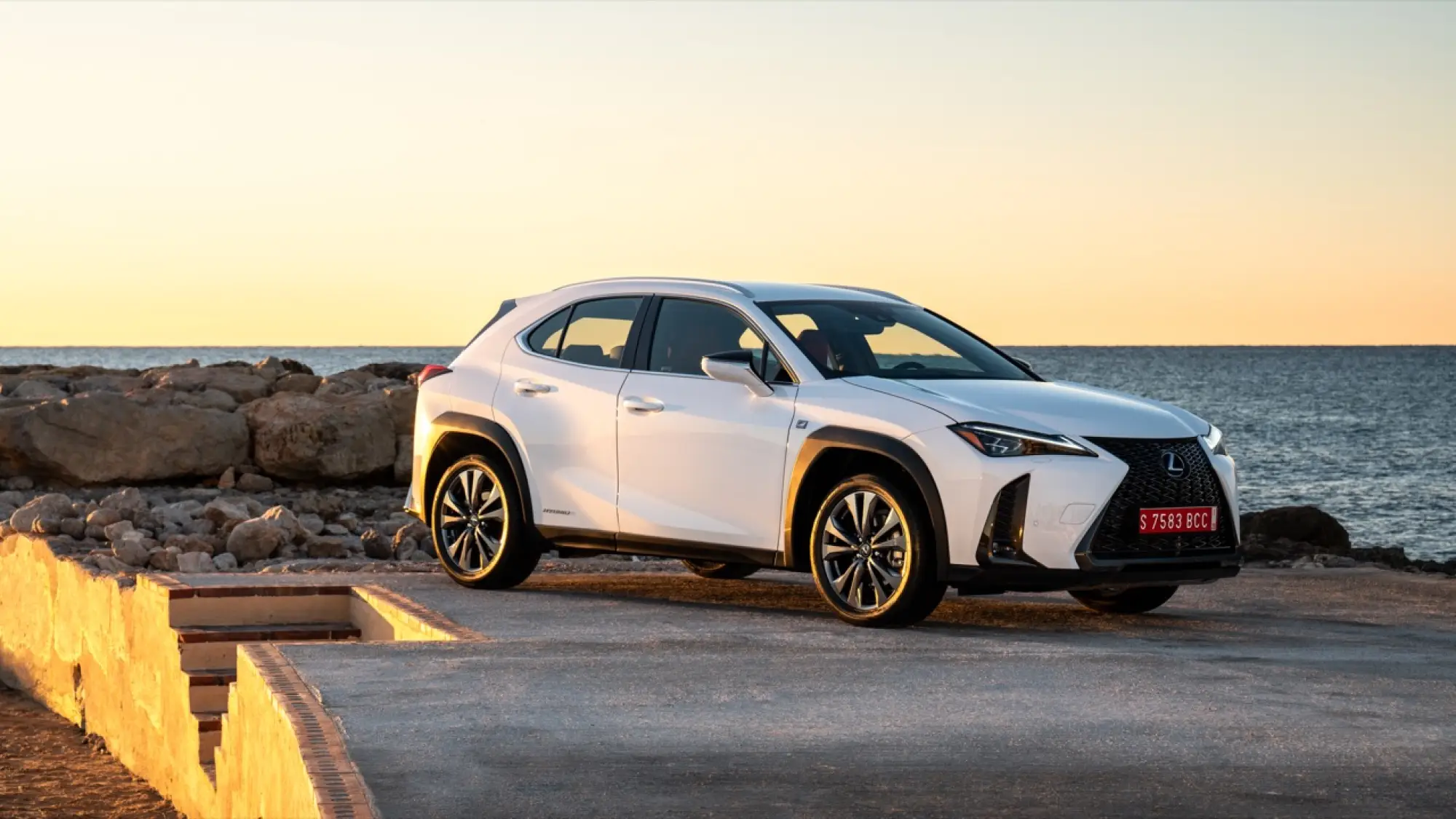 Lexus UX Hybrid - nuove foto - 3