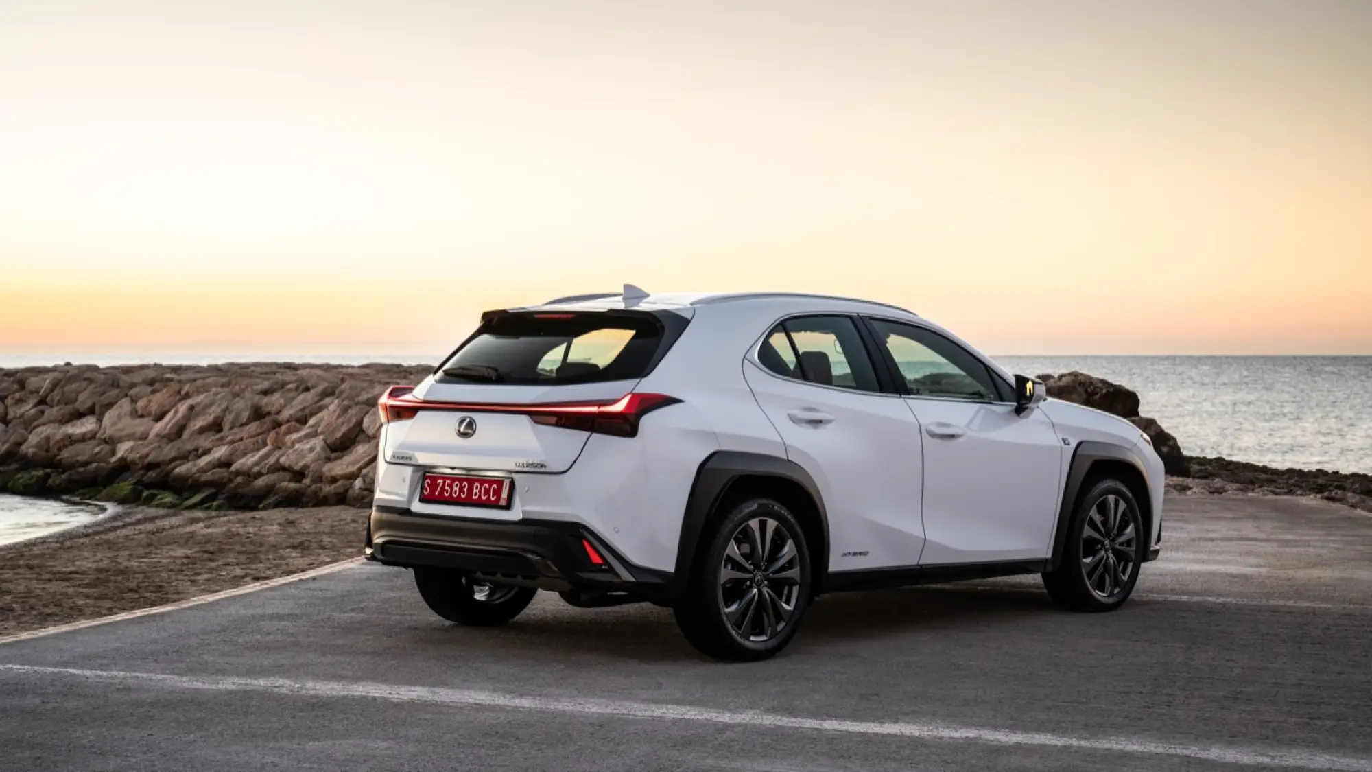 Lexus UX Hybrid - nuove foto - 6